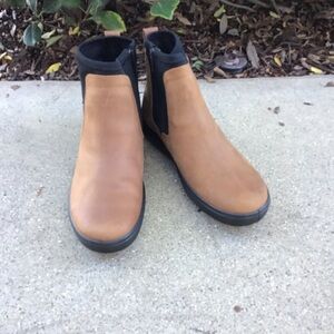 Women’s Tan zip up Boots